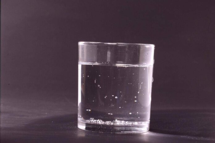 Bere acqua calda al mattino o alla sera? I consigli dell’esperto