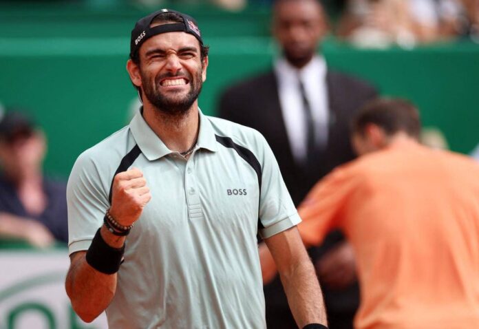 Berrettini travolge Medvedev a Montecarlo e si ‘scusa’ con… Carlo Verdone. Cos’è successo