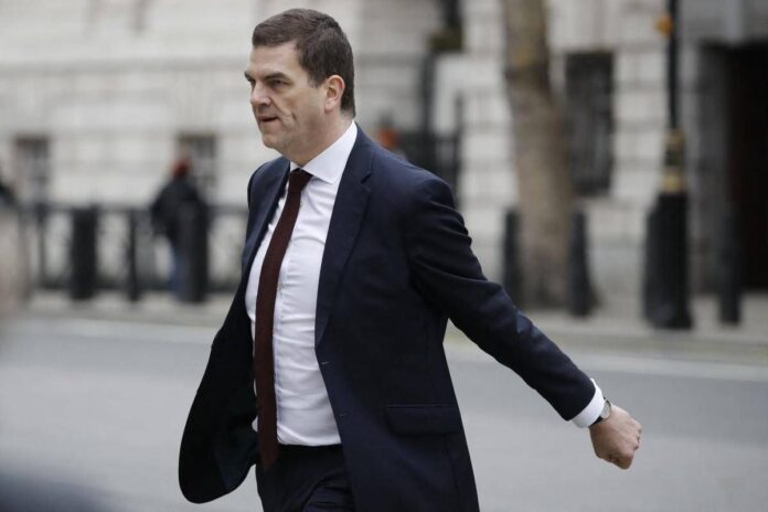 Caso Epstein, terremoto nel governo Starmer: silurato il massimo funzionario del Foreign Office dopo rivelazioni su Mandelson