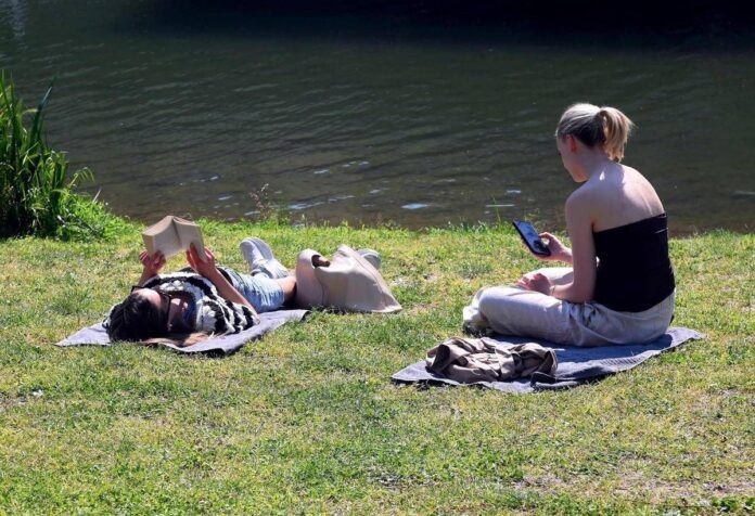 Ecco il caldo record sull’Italia, picchi fino a 28°C: le previsioni meteo