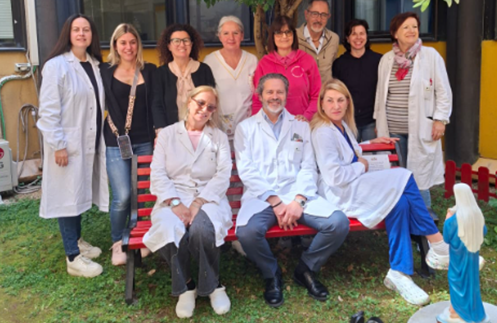 Una panchina rossa in ricordo delle donne vittime di violenza: il dono dei cittadini di Ostia all'ospedale Grassi 2 Una panchina rossa in ricordo delle donne vittime di violenza: il dono dei cittadini di Ostia all'ospedale Grassi 2