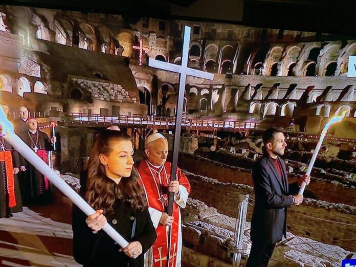 La prima Via Crucis di Papa Leone, porta la croce per tutte le quattordici stazioni