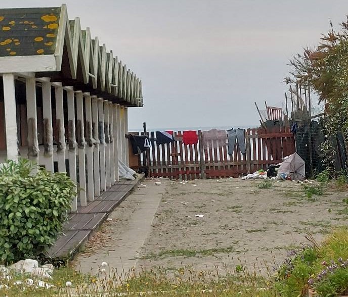 Uno degli stabilimenti balneari icona di Ostia, dichiarato decaduto, trasformato in baraccopoli (FOTO) 2