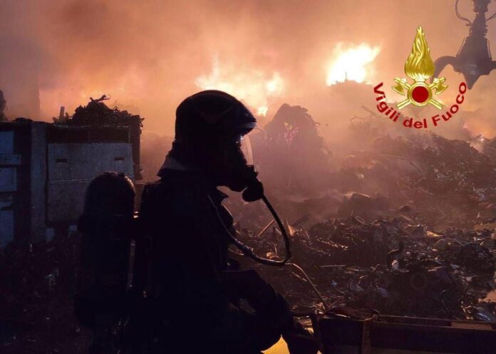 Milano, maxi incendio in un’azienda di smaltimento di rifiuti a Bollate