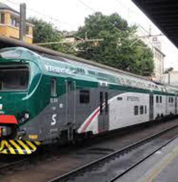Stop ai treni tra Cancello Arnone e Villa Literno per un rogo a ridosso della linea Roma-Napoli: pesanti disagi, convogli bloccati, deviazioni e cancellazioni per gli Intercity