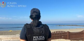 Blitz nello stabilimento balneare a Ostia: rimossi accampamenti di fortuna e rifiuti