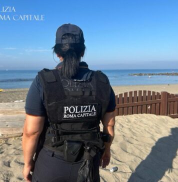 Blitz nello stabilimento balneare a Ostia: rimossi accampamenti di fortuna e rifiuti
