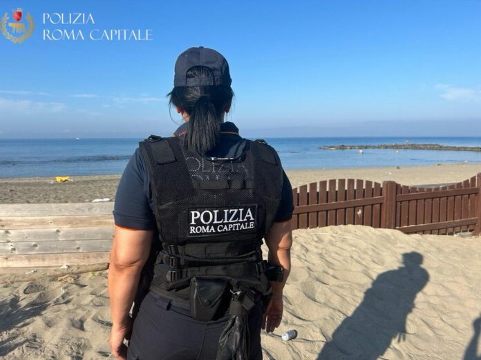 Blitz nello stabilimento balneare a Ostia: rimossi accampamenti di fortuna e rifiuti