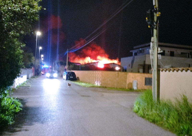 Inferno di fuoco a Roma sud: fiamme altissime divorano un capannone e minacciano le case (FOTO) 1
