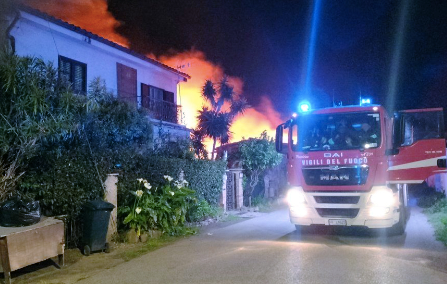 Inferno di fuoco a Roma sud: fiamme altissime divorano un capannone e minacciano le case (FOTO) 2