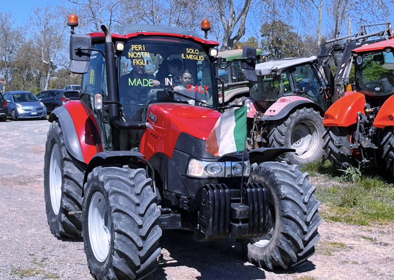 Resistenza, terra e dignità: riparte la mobilitazione dei trattori. Quanto durerà il presidio sul Litorale romano (FOTO) 1 Resistenza, terra e dignità: riparte la mobilitazione dei trattori. Quanto durerà il presidio sul Litorale romano (FOTO) 1
