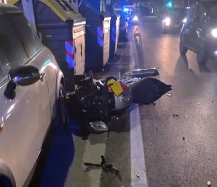 Schianto notturno all'Aurelio: auto perde il controllo e travolge un motociclista (FOTO) 1