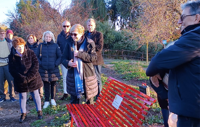 Scomparsa panchina rossa contro la violenza sulle donne: blitz nel parco preso d'assalto a Pasquetta (FOTO) 2