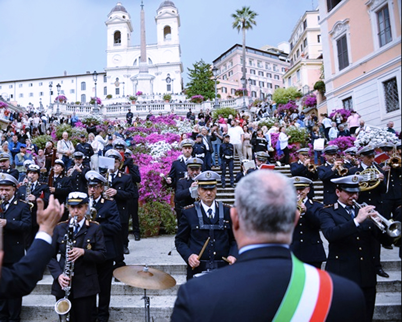 Trinità dei Monti si tinge di rosa e bianco: torna la storica esposizione di azalee a Piazza di Spagna (FOTO) 2 Trinità dei Monti si tinge di rosa e bianco: torna la storica esposizione di azalee a Piazza di Spagna (FOTO) 2