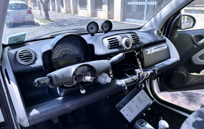 Sciacallaggio senza scrupoli a Ostia: cannibalizzata di componenti vitali per la mobilità l’auto di un disabile (FOTO) 1
