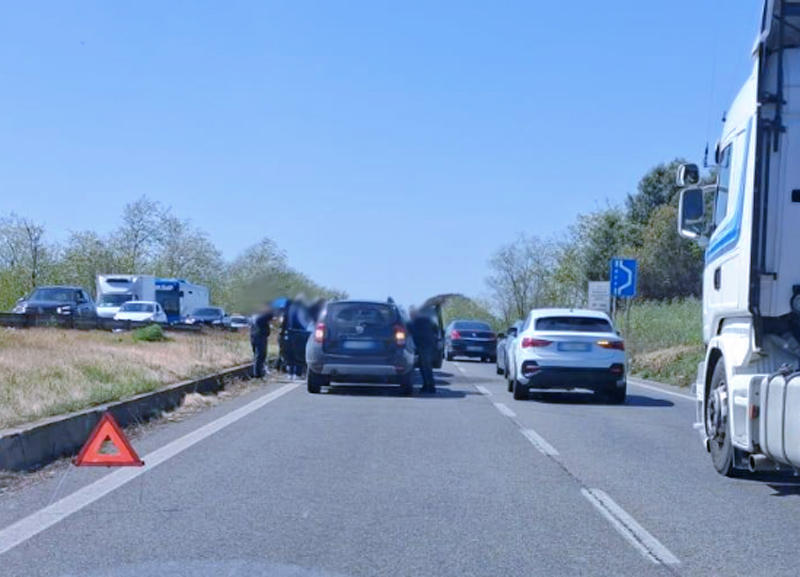 Pomeriggio di fuoco sulla Pontina: doppio incidente paralizza il traffico con code chilometriche (FOTO) 2 Pomeriggio di fuoco sulla Pontina: doppio incidente paralizza il traffico con code chilometriche (FOTO) 2