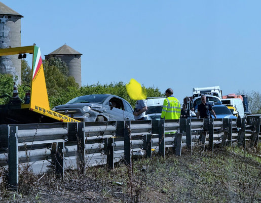 Pomeriggio di fuoco sulla Pontina: doppio incidente paralizza il traffico con code chilometriche (FOTO) 3 Pomeriggio di fuoco sulla Pontina: doppio incidente paralizza il traffico con code chilometriche (FOTO) 3