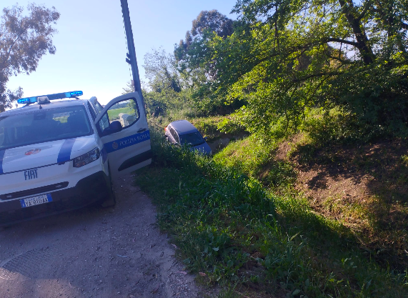 Giallo a Ostia Antica: auto precipita nel canale ma l’abitacolo è vuoto. Indagini sul ritrovamento (FOTO) 2 Giallo a Ostia Antica: auto precipita nel canale ma l’abitacolo è vuoto. Indagini sul ritrovamento (FOTO) 2
