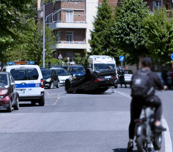 Paura alla Balduina: auto si ribalta in uno scontro. Due feriti di cui uno grave e danni ai veicoli in sosta (FOTO) 2