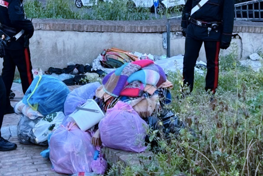 Degrado a due passi da San Pietro: smantellato il "villaggio di cartone" abusivo di tende e rifiuti (FOTO) 1 Degrado a due passi da San Pietro: smantellato il "villaggio di cartone" abusivo di tende e rifiuti (FOTO) 1
