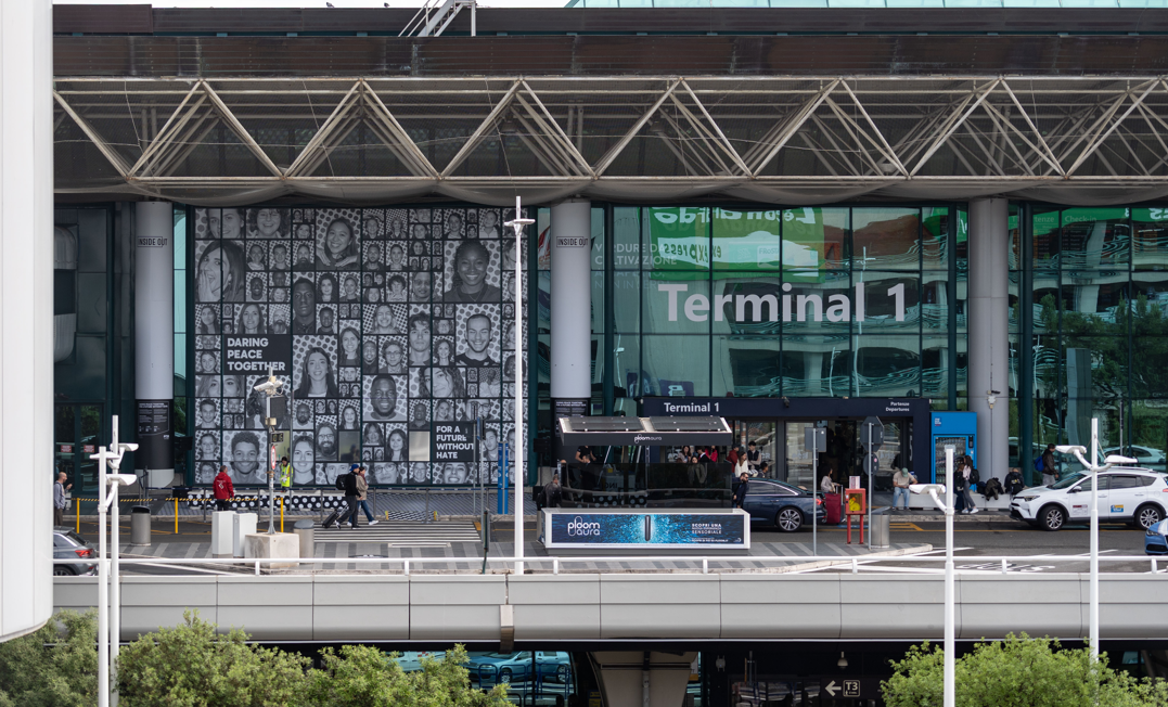 108 foto e altrettanti volti: cos'é l'installazione che sta attirando l'attenzione all'aeroporto di Fiumicino 1