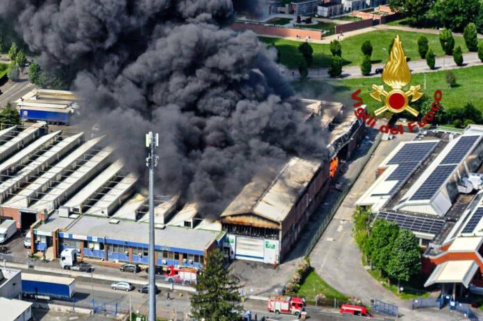 Torino, maxi incendio a Beinasco: evacuate case vicine. Sindaco: “Tenete chiuse le finestre”