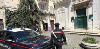 rubare in chiesa