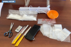 Indossava un paio di calzini stupefacenti: arrestato dalla polizia a Fiumicino 1