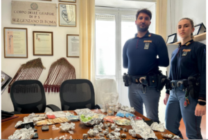 Indossava un paio di calzini stupefacenti: arrestato dalla polizia a Fiumicino 2