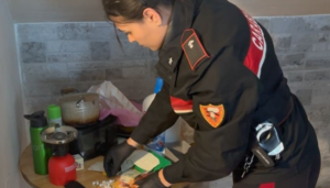 Incursione dei carabinieri nelle strade della droga a Ostia: dosi agganciate a una lenza da pesca (FOTO) 1 Incursione dei carabinieri nelle strade della droga a Ostia: dosi agganciate a una lenza da pesca (FOTO) 1