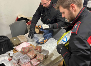 Blitz dei carabinieri nelle piazze romane dello spaccio: di nuovo in carcere ex della Banda della Magliana (VIDEO) 1 Blitz dei carabinieri nelle piazze romane dello spaccio: di nuovo in carcere ex della Banda della Magliana (VIDEO) 1
