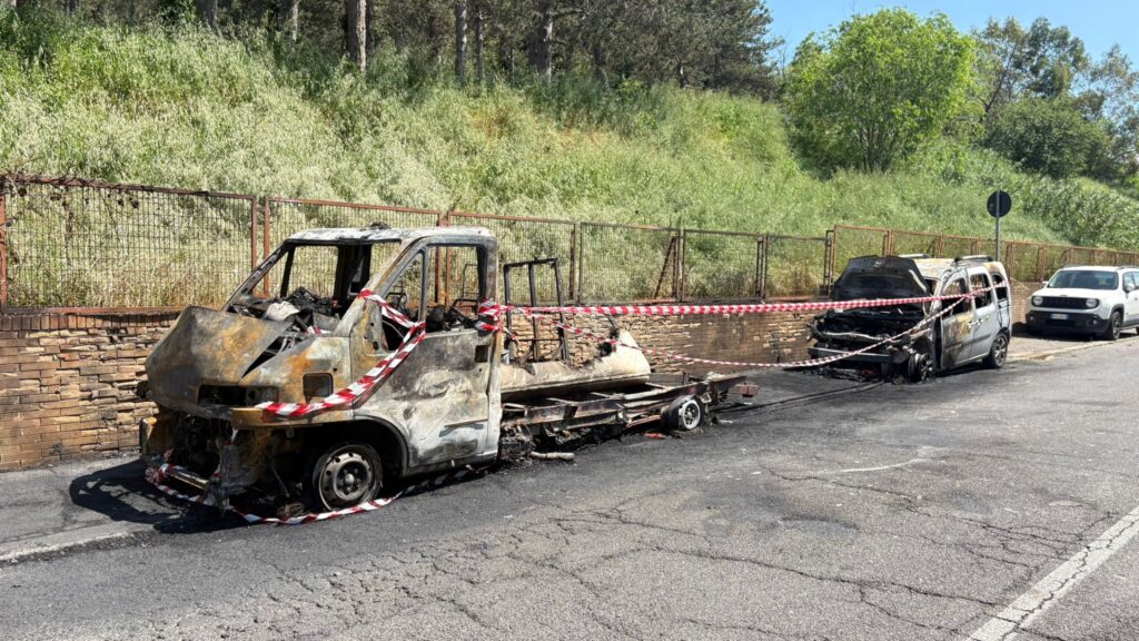 Camper in fiamme nella notte al Trullo: esplosioni e paura tra i residenti 2