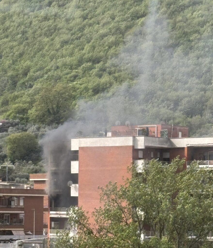 Paura per un incendio a Tivoli, fumo e fiamme in un appartamento: evacuato palazzo in via Mameli (VIDEO) 1