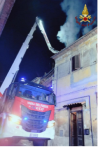 Incendio di una canna fumaria: famigliola con neonato messa in salvo dai vigili del fuoco 1