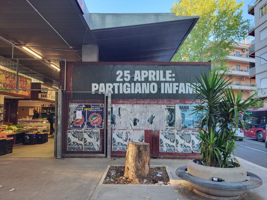 Insulti alla Resistenza alla vigilia del 25 aprile: scritte neofasciste all'Appio Latino 1 Insulti alla Resistenza alla vigilia del 25 aprile: scritte neofasciste all'Appio Latino 1