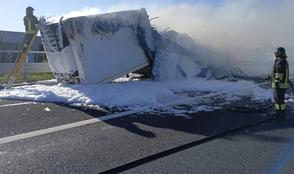 Tir in fiamme sull'A1, traffico bloccato al km 577: intervento dei Vigili del Fuoco 1