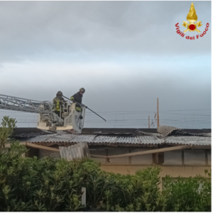 L’ex piscina di Santa Marinella scoperchiata dal vento dopo il recente incendio: sul posto i vigili del fuoco 1 L’ex piscina di Santa Marinella scoperchiata dal vento dopo il recente incendio: sul posto i vigili del fuoco 1