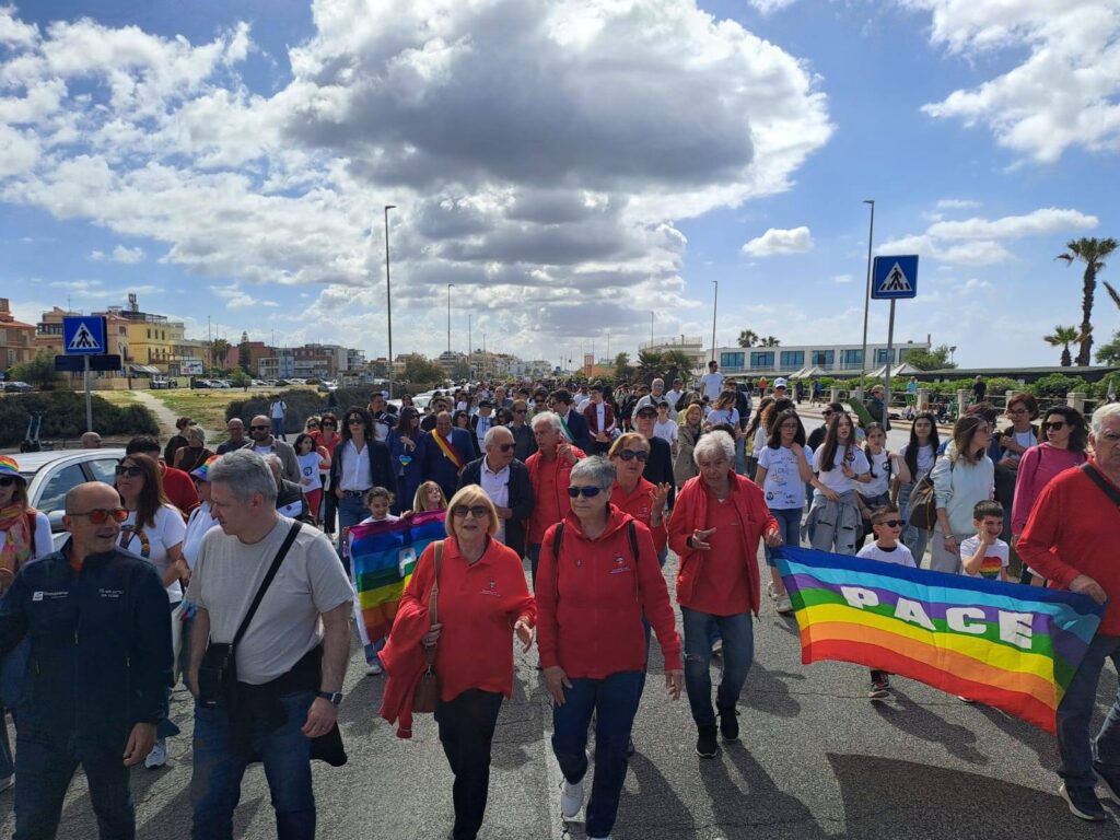 L’onda bianca dei ragazzi per la pace: in centinaia sul lungomare di Ostia tra musica e bandiere (FOTO) 4 L’onda bianca dei ragazzi per la pace: in centinaia sul lungomare di Ostia tra musica e bandiere (FOTO) 4