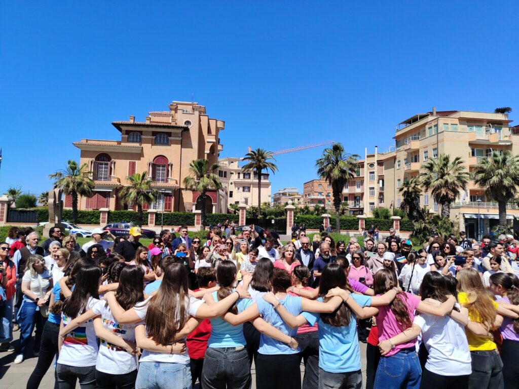 L’onda bianca dei ragazzi per la pace: in centinaia sul lungomare di Ostia tra musica e bandiere (FOTO) 1 L’onda bianca dei ragazzi per la pace: in centinaia sul lungomare di Ostia tra musica e bandiere (FOTO) 1
