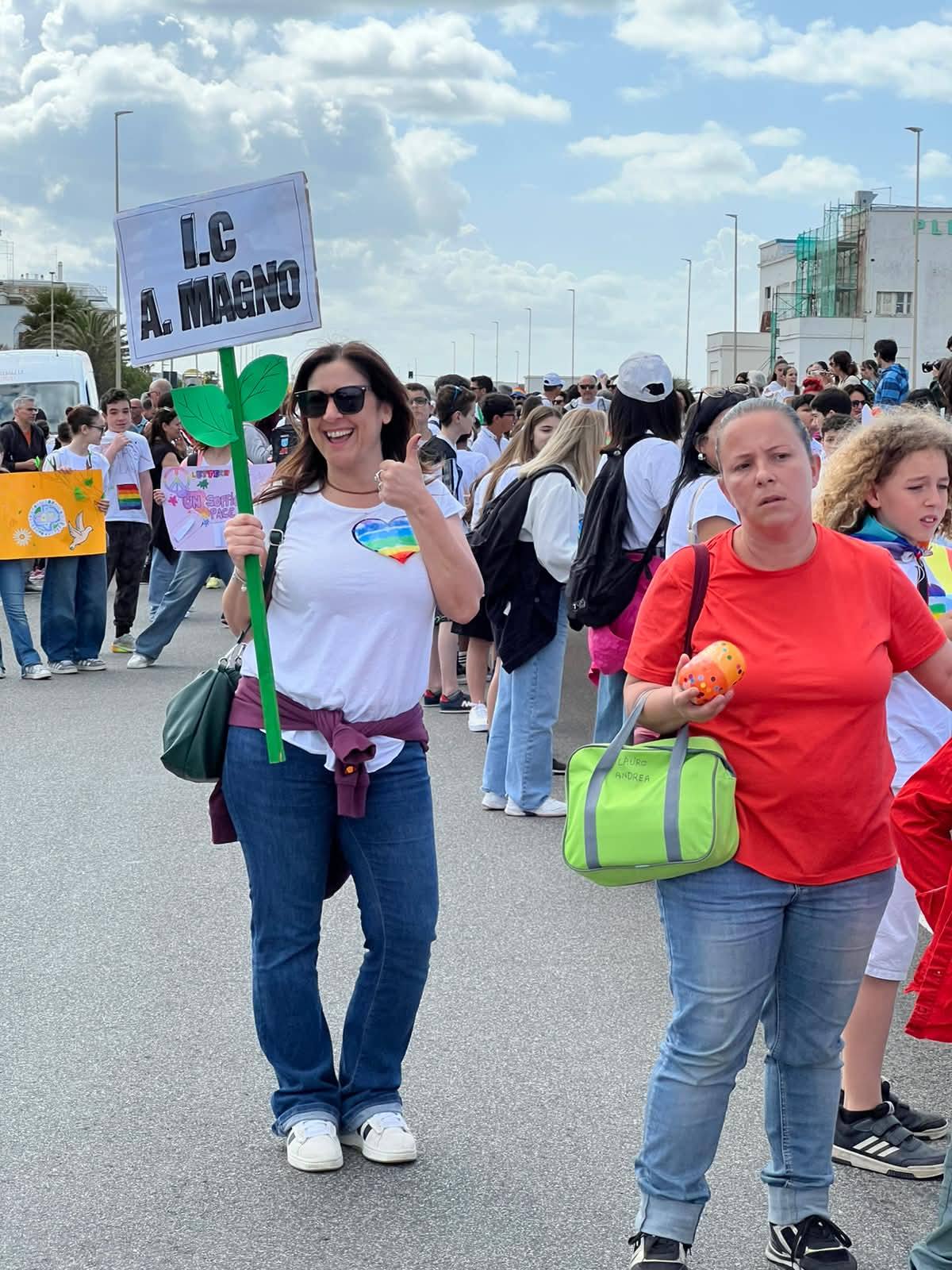 L’onda bianca dei ragazzi per la pace: in centinaia sul lungomare di Ostia tra musica e bandiere (FOTO) 2 L’onda bianca dei ragazzi per la pace: in centinaia sul lungomare di Ostia tra musica e bandiere (FOTO) 2