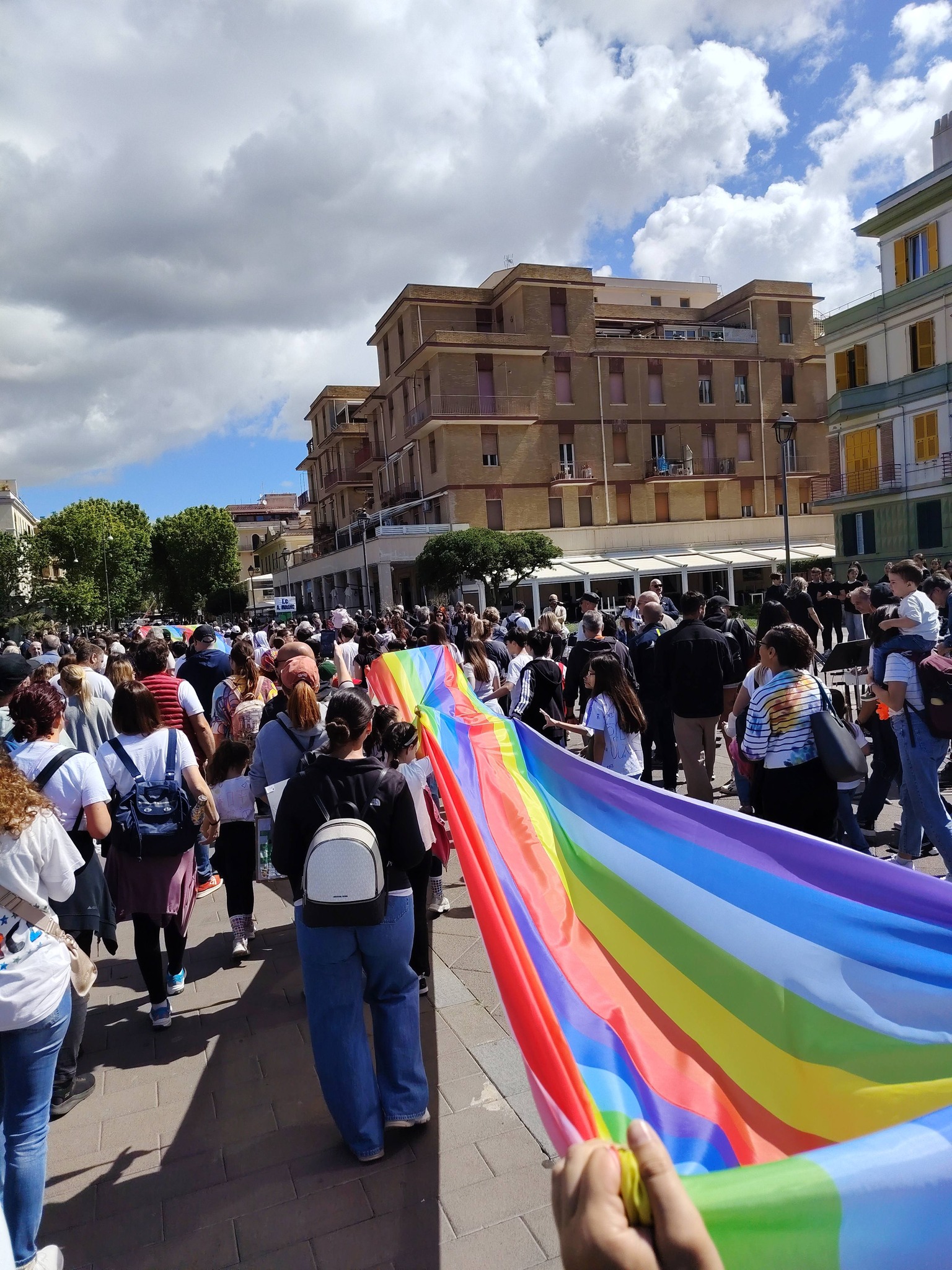 L’onda bianca dei ragazzi per la pace: in centinaia sul lungomare di Ostia tra musica e bandiere (FOTO) 3 L’onda bianca dei ragazzi per la pace: in centinaia sul lungomare di Ostia tra musica e bandiere (FOTO) 3
