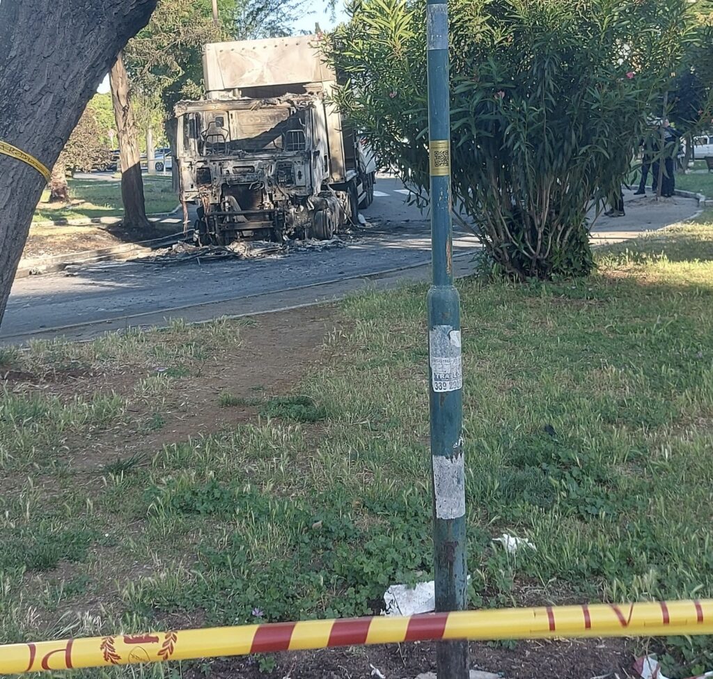 Incendio nel cuore di Prati: camion in fiamme esplode a ridosso delle abitazioni (VIDEO) 1