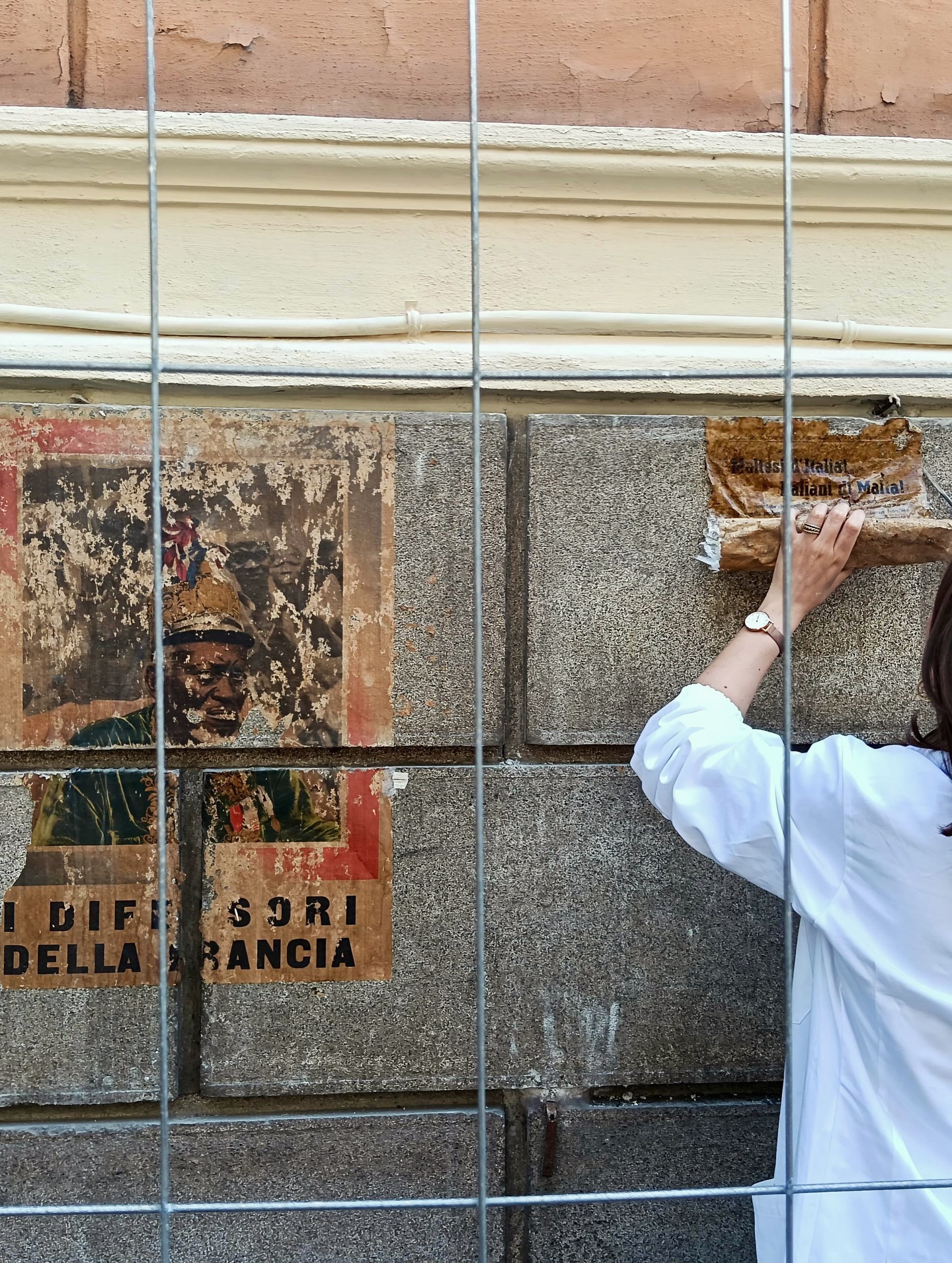 Scoperti manifesti del 1940 in via Cola di Rienzo: è scontro sul distacco dal muro 1 Scoperti manifesti del 1940 in via Cola di Rienzo: è scontro sul distacco dal muro 1