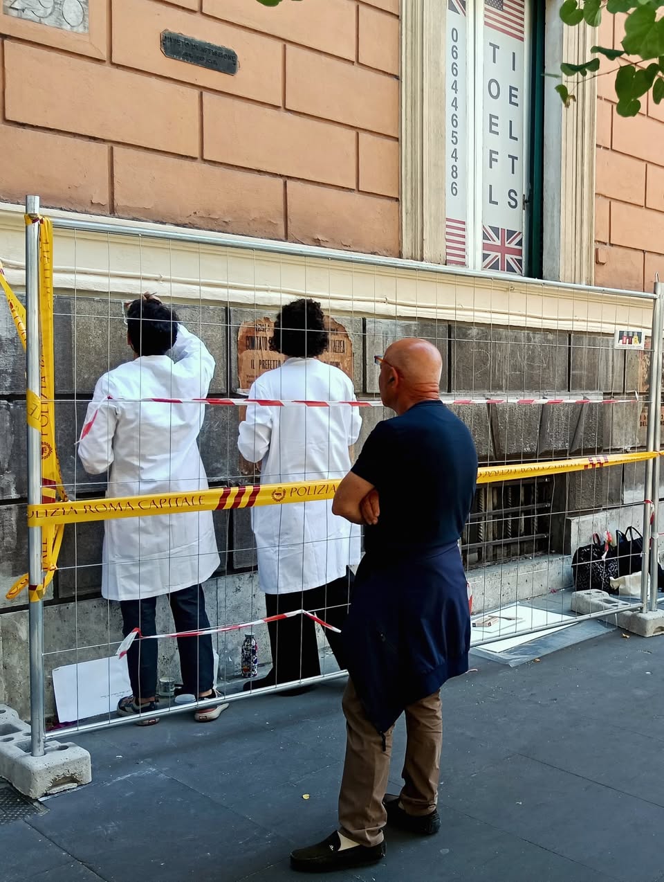 Scoperti manifesti del 1940 in via Cola di Rienzo: è scontro sul distacco dal muro 2 Scoperti manifesti del 1940 in via Cola di Rienzo: è scontro sul distacco dal muro 2