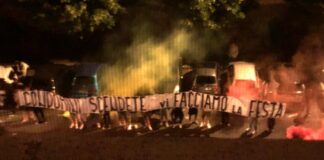 L'addio al Mercado, il pub di via del Pianeta Saturno, si trasforma in una notte di caos: petardi, cori da stadio e uno striscione contro i residenti