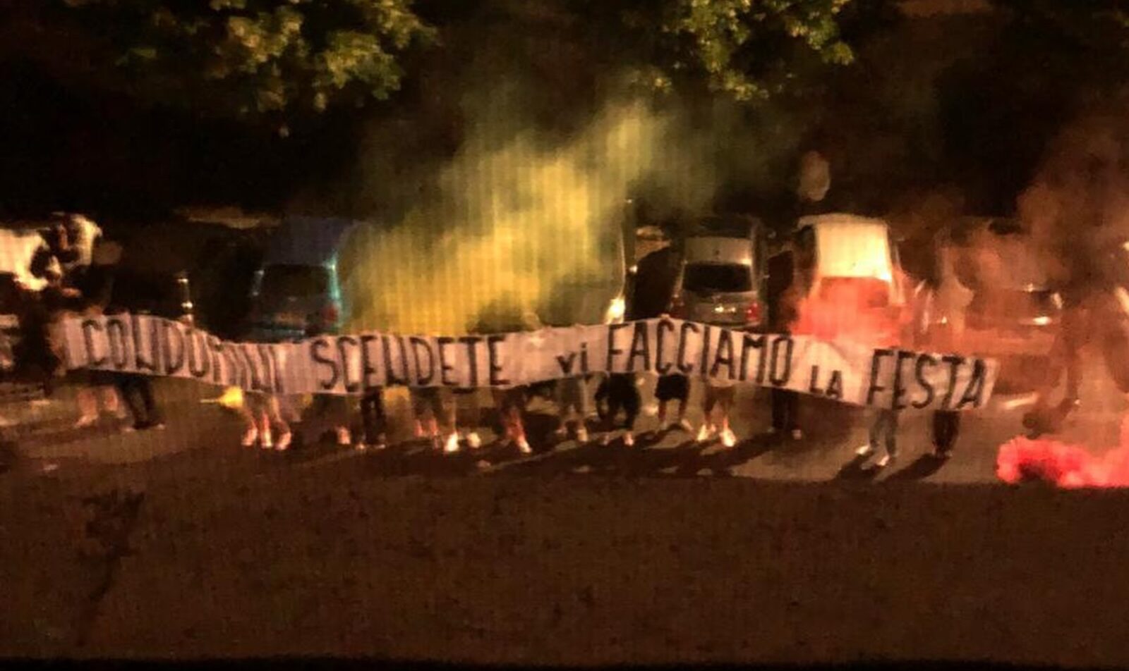 L'addio al Mercado, il pub di via del Pianeta Saturno, si trasforma in una notte di caos: petardi, cori da stadio e uno striscione contro i residenti