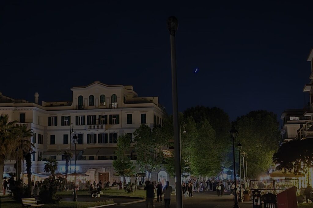 Centro storico di Ostia terra di nessuno, al buio e con la pavimentazione distrutta 1
