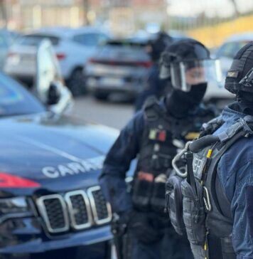 Elicotteri dei carabinieri in volo su Ostia, maxi operazione in corso nella zona di Ponente