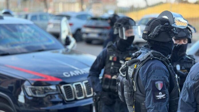 Blitz antidroga tra Ostia e Fiumicino: controlli dei Carabinieri con elicottero e unità cinofile nelle zone dello spaccio Elicotteri dei carabinieri in volo su Ostia, maxi operazione in corso nella zona di Ponente