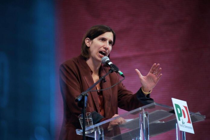 Consigliera Lega evoca i fatti di Modena al comizio Pd, sospesa dal partito. Meloni: “Solidarietà a Schlein”